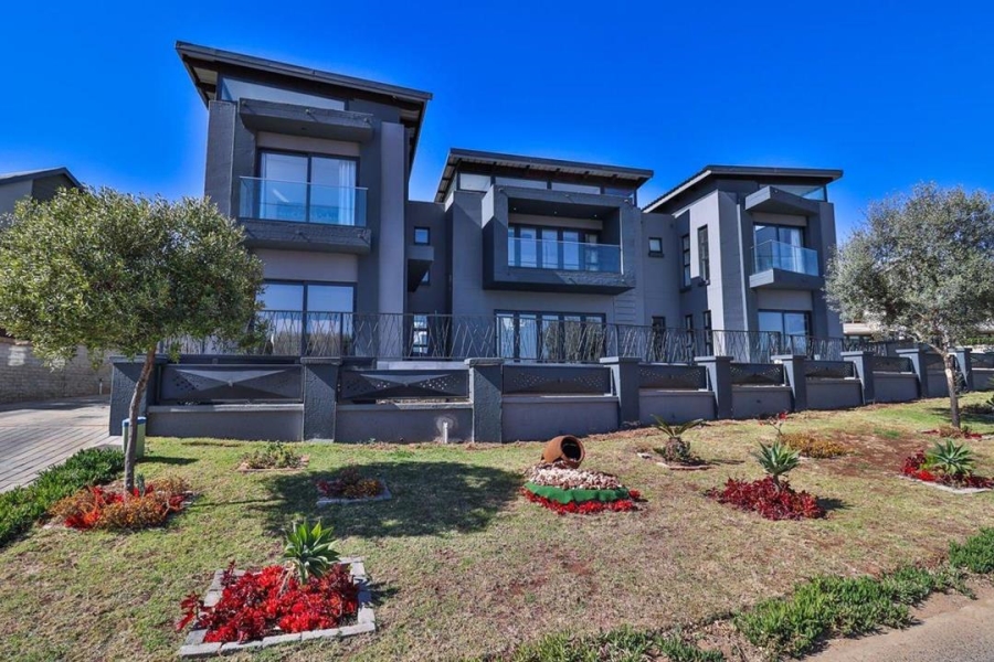 6 Bedroom Property for Sale in Copperleaf Estate Gauteng