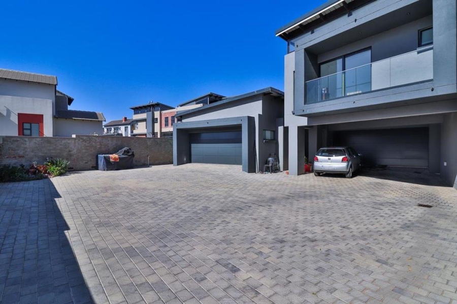 6 Bedroom Property for Sale in Copperleaf Estate Gauteng