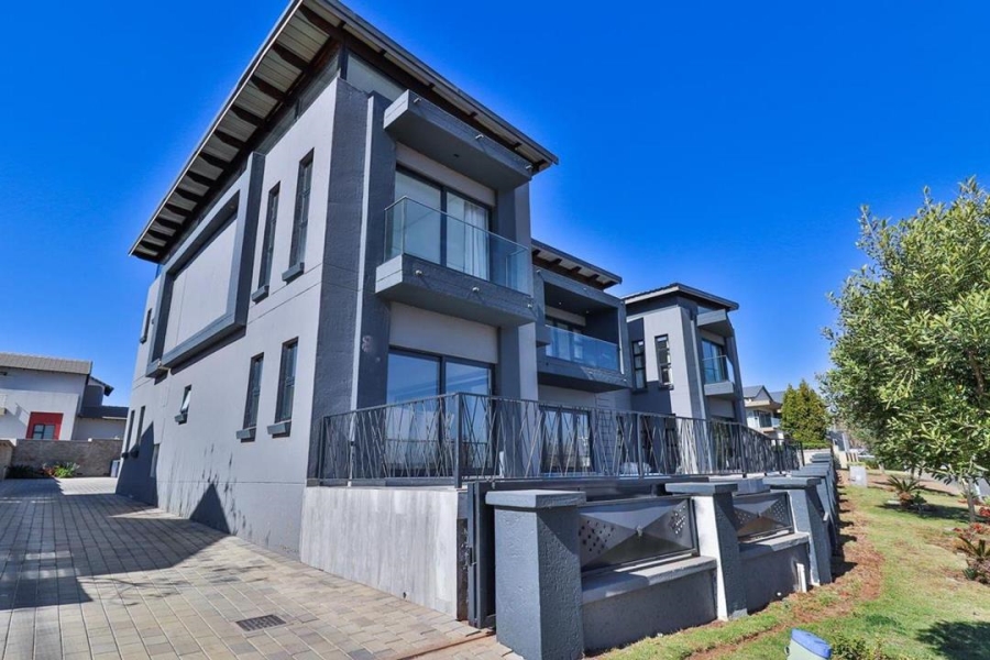 6 Bedroom Property for Sale in Copperleaf Estate Gauteng