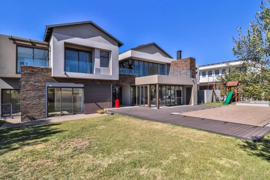 6 Bedroom Property for Sale in Copperleaf Estate Gauteng