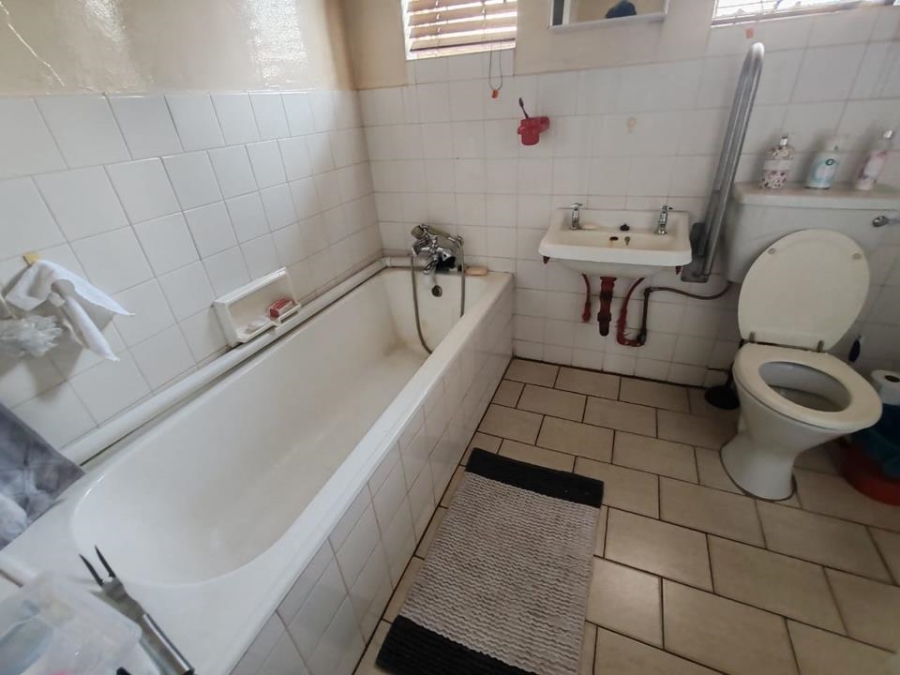 5 Bedroom Property for Sale in Pretoria Gardens Gauteng