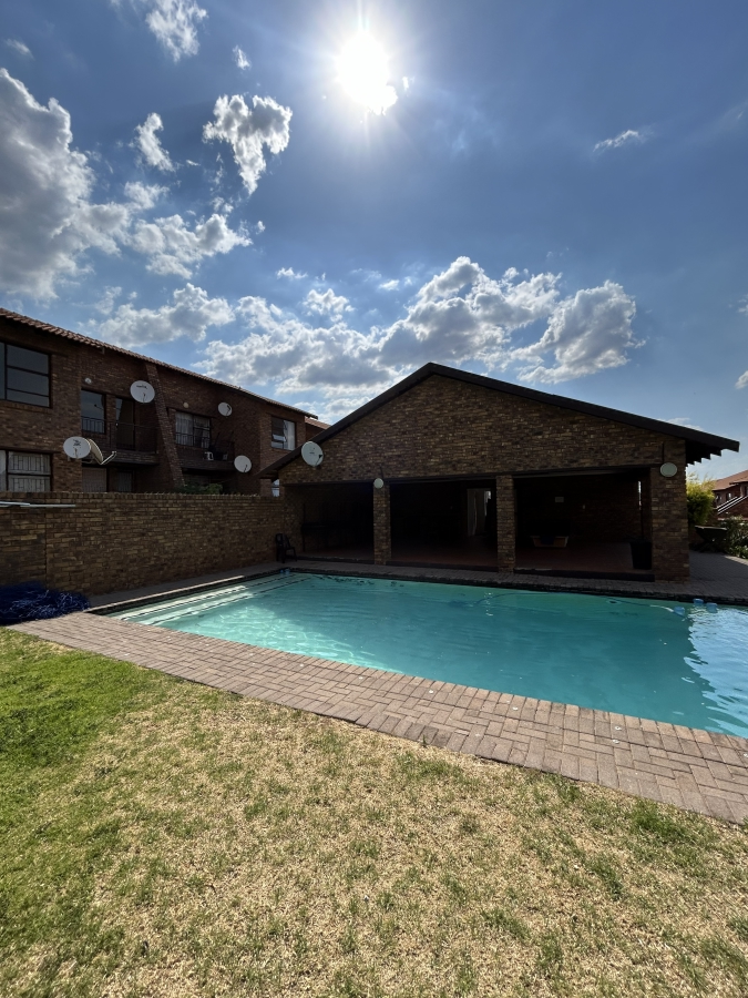 2 Bedroom Property for Sale in Vorna Valley Gauteng