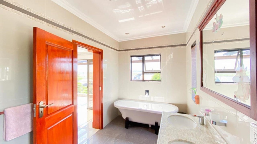 5 Bedroom Property for Sale in Copperleaf Estate Gauteng