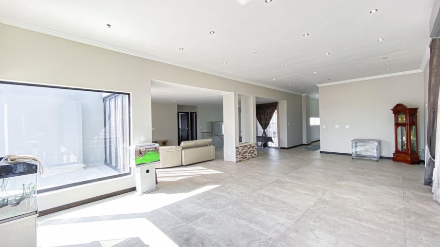 6 Bedroom Property for Sale in Copperleaf Estate Gauteng