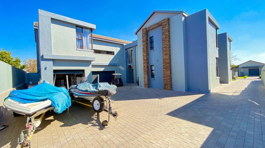 6 Bedroom Property for Sale in Copperleaf Estate Gauteng