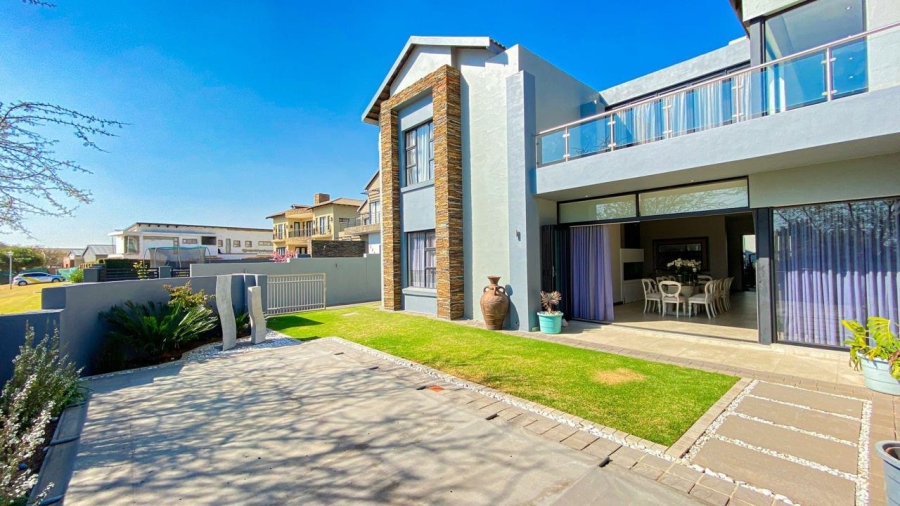 6 Bedroom Property for Sale in Copperleaf Estate Gauteng