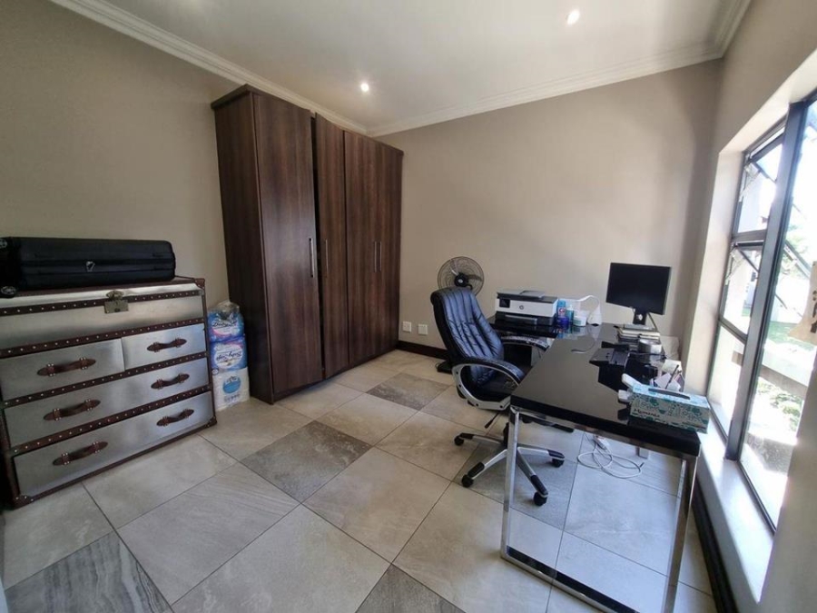 5 Bedroom Property for Sale in Copperleaf Estate Gauteng