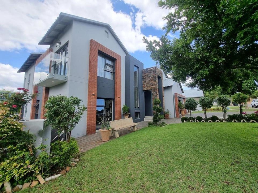 5 Bedroom Property for Sale in Copperleaf Estate Gauteng