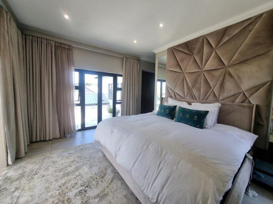 5 Bedroom Property for Sale in Copperleaf Estate Gauteng