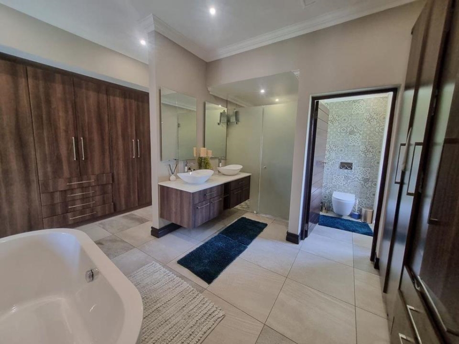 5 Bedroom Property for Sale in Copperleaf Estate Gauteng