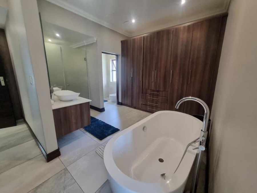 5 Bedroom Property for Sale in Copperleaf Estate Gauteng