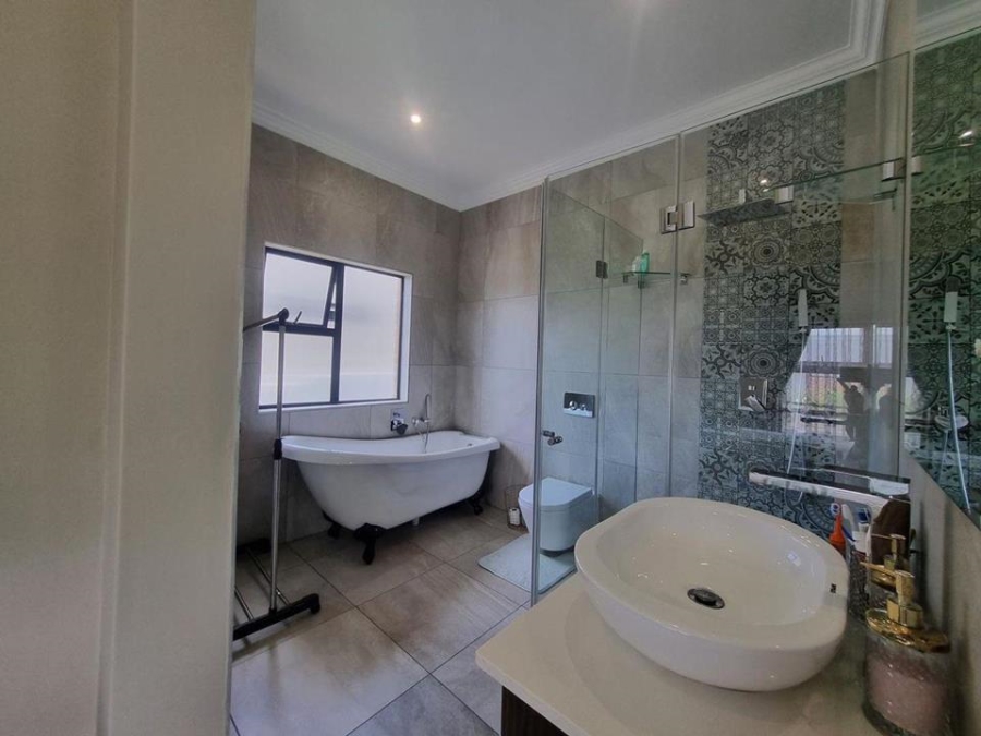 5 Bedroom Property for Sale in Copperleaf Estate Gauteng