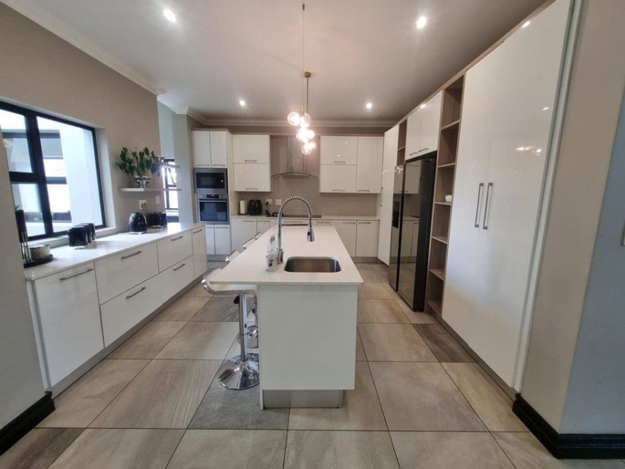 5 Bedroom Property for Sale in Copperleaf Estate Gauteng