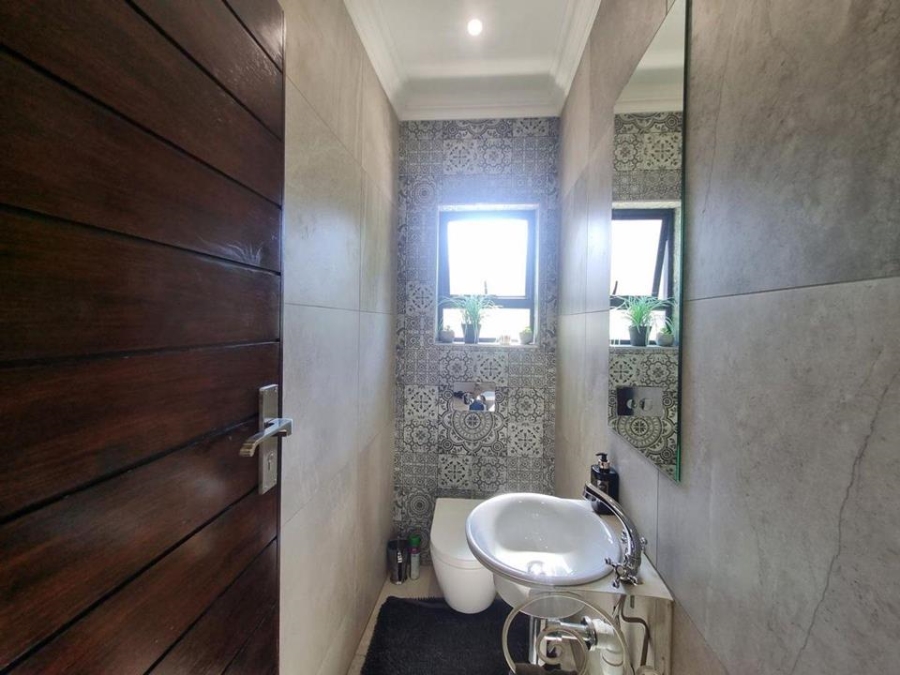 5 Bedroom Property for Sale in Copperleaf Estate Gauteng