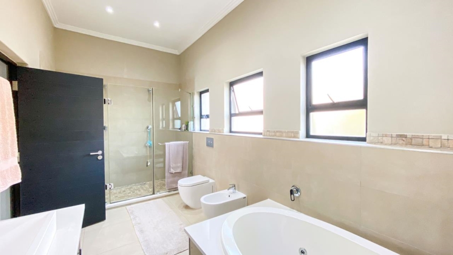 5 Bedroom Property for Sale in Copperleaf Estate Gauteng