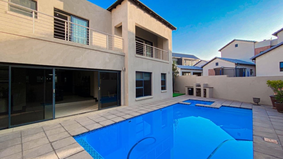 5 Bedroom Property for Sale in Copperleaf Estate Gauteng