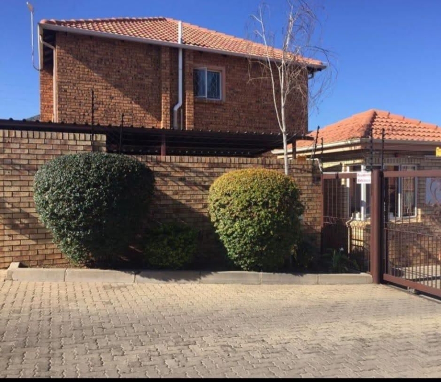 2 Bedroom Property for Sale in Towerby Gauteng