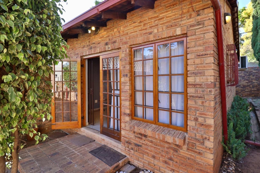 5 Bedroom Property for Sale in Radiokop Gauteng