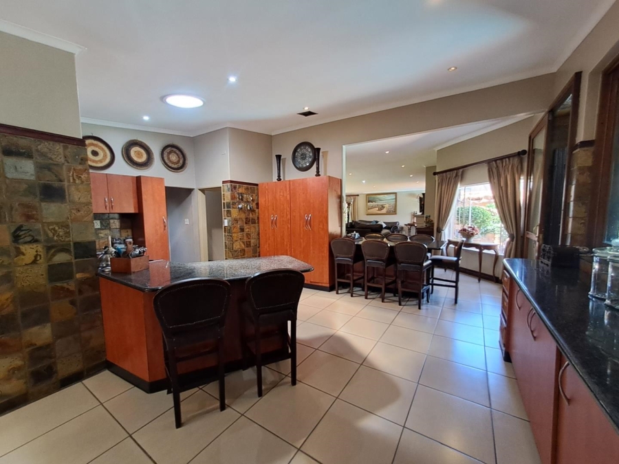 6 Bedroom Property for Sale in Sinoville Gauteng