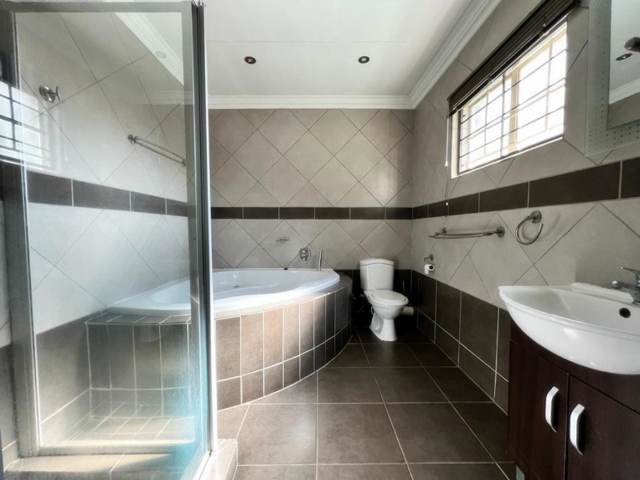 4 Bedroom Property for Sale in Waverley Gauteng