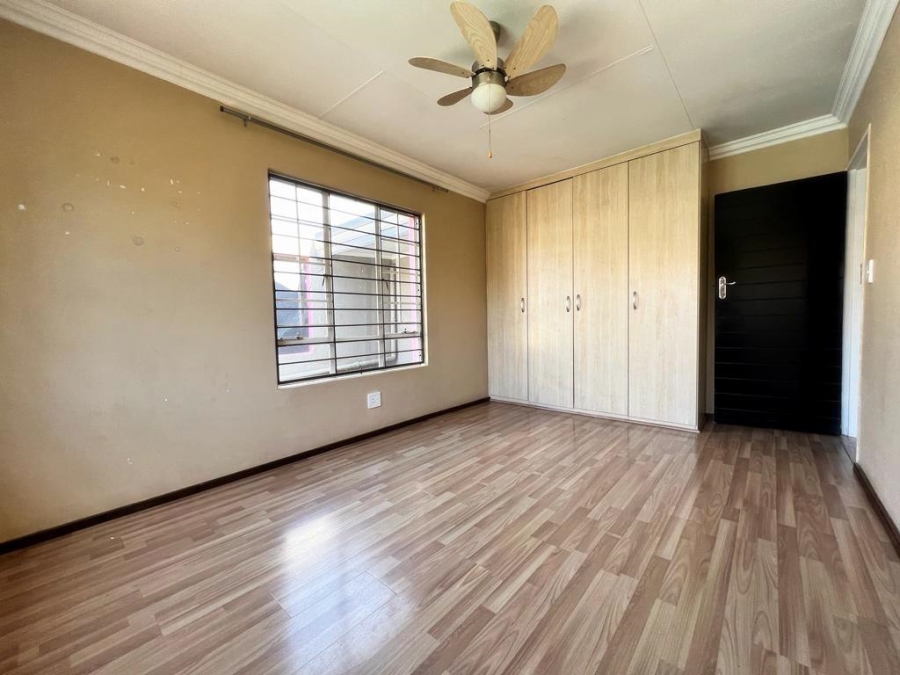 4 Bedroom Property for Sale in Waverley Gauteng