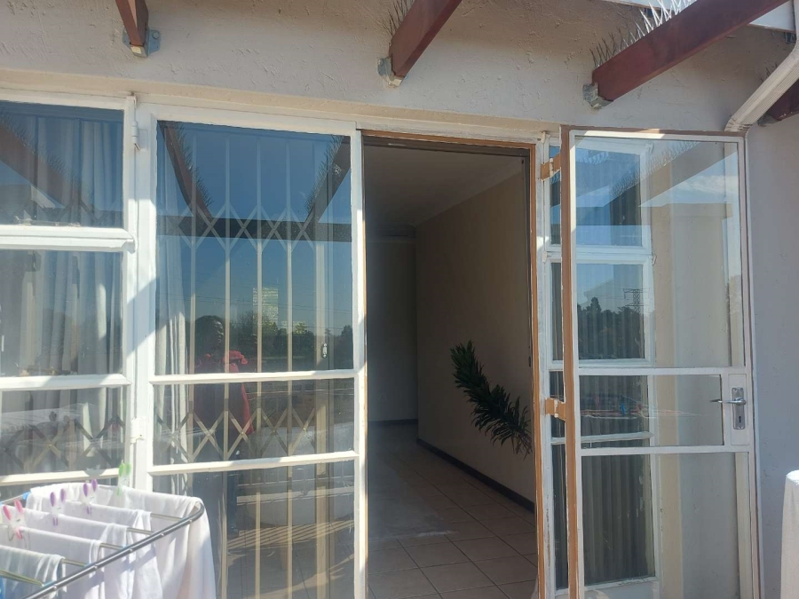 To Let 2 Bedroom Property for Rent in Sonneglans Gauteng