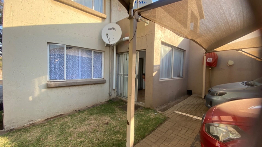 2 Bedroom Property for Sale in Linmeyer Gauteng