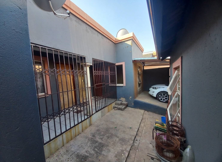 6 Bedroom Property for Sale in Atteridgeville Gauteng