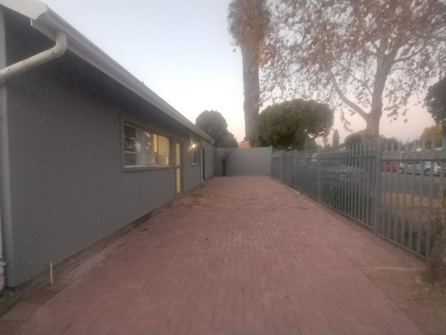 To Let 3 Bedroom Property for Rent in Brackendowns Gauteng