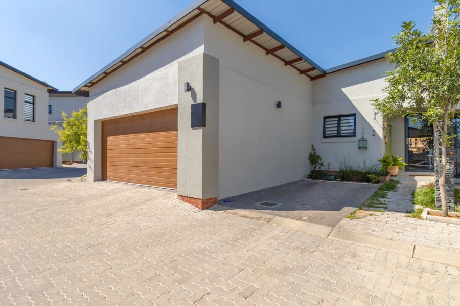 3 Bedroom Property for Sale in Crowthorne AH Gauteng