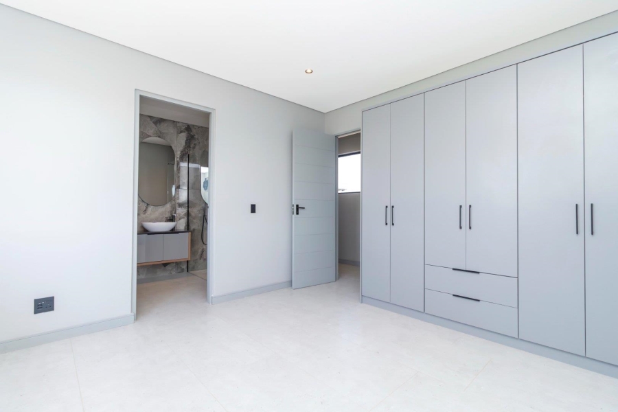 5 Bedroom Property for Sale in Helderfontein Estate Gauteng