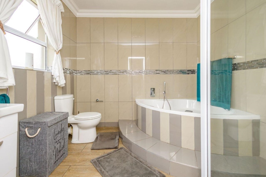 6 Bedroom Property for Sale in Alberante Gauteng