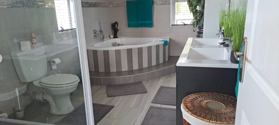 6 Bedroom Property for Sale in Alberante Gauteng