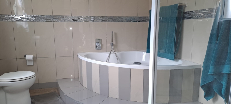 6 Bedroom Property for Sale in Alberante Gauteng