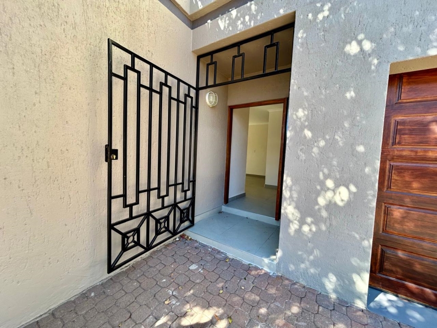 To Let 4 Bedroom Property for Rent in Waverley Gauteng