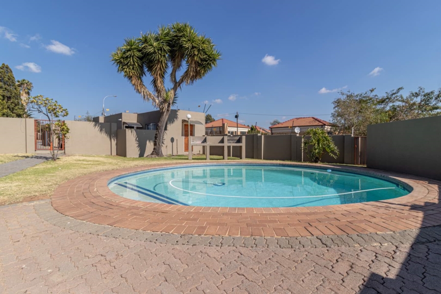 1 Bedroom Property for Sale in Radiokop Gauteng