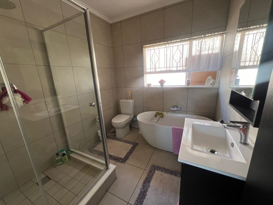 4 Bedroom Property for Sale in Glenanda Gauteng