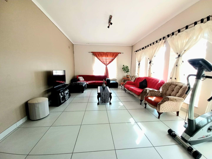 6 Bedroom Property for Sale in Linmeyer Gauteng