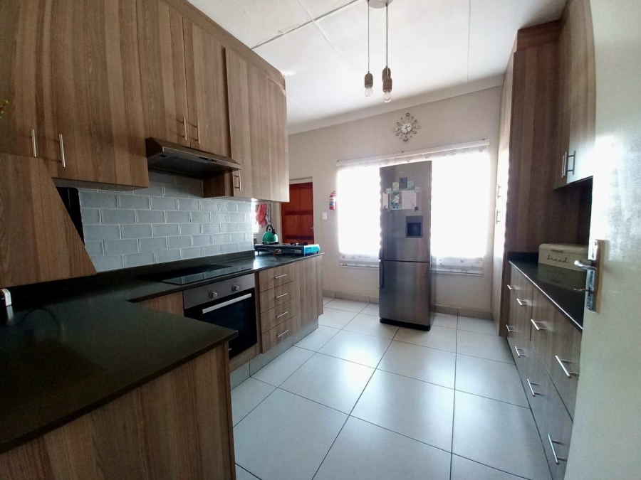 6 Bedroom Property for Sale in Linmeyer Gauteng