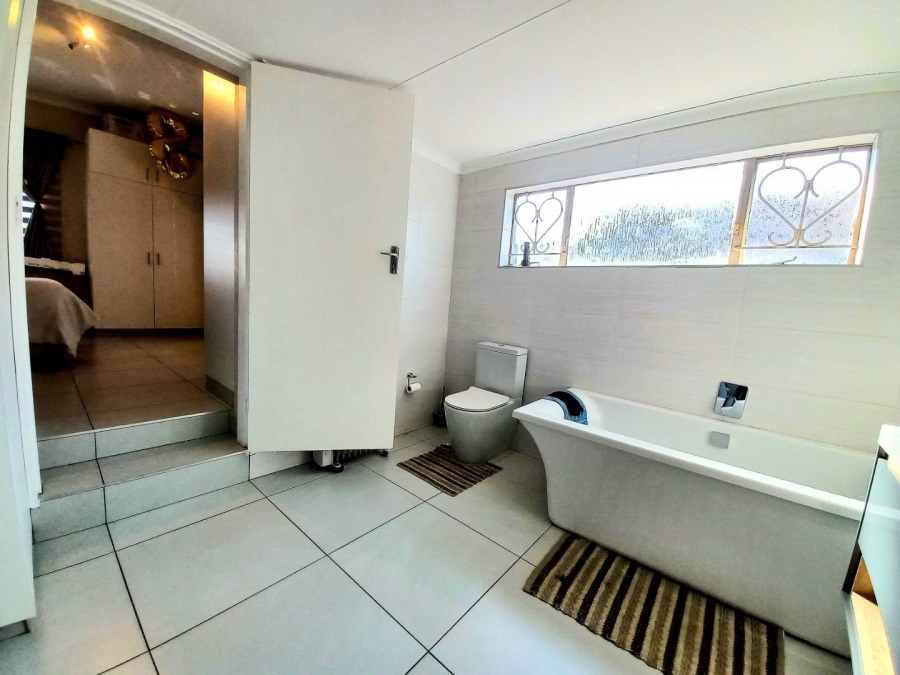 6 Bedroom Property for Sale in Linmeyer Gauteng