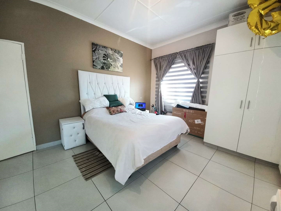 6 Bedroom Property for Sale in Linmeyer Gauteng