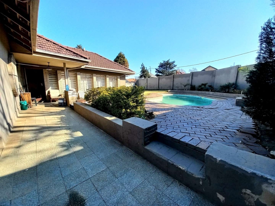 6 Bedroom Property for Sale in Linmeyer Gauteng