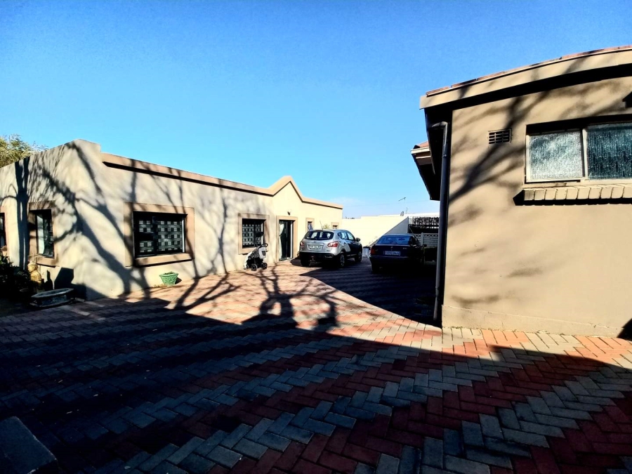 6 Bedroom Property for Sale in Linmeyer Gauteng