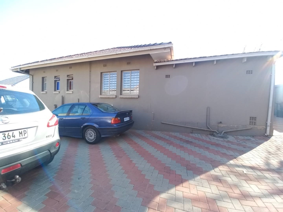 6 Bedroom Property for Sale in Linmeyer Gauteng