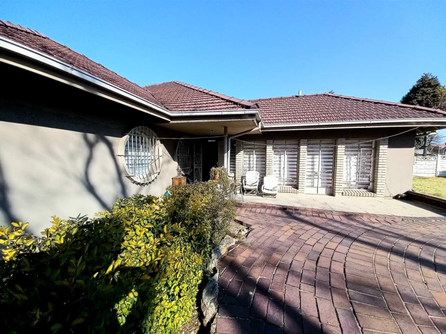 6 Bedroom Property for Sale in Linmeyer Gauteng