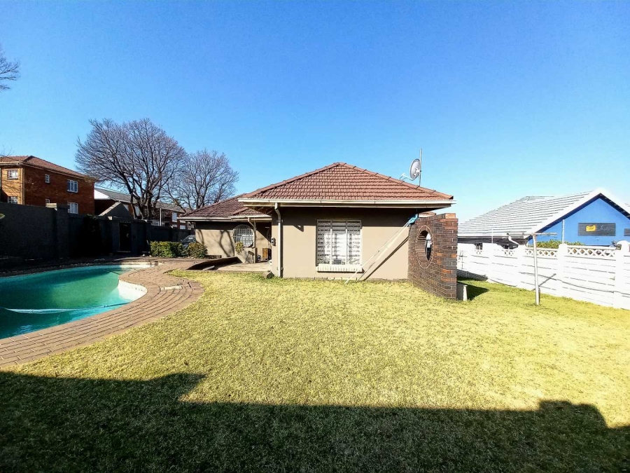 6 Bedroom Property for Sale in Linmeyer Gauteng