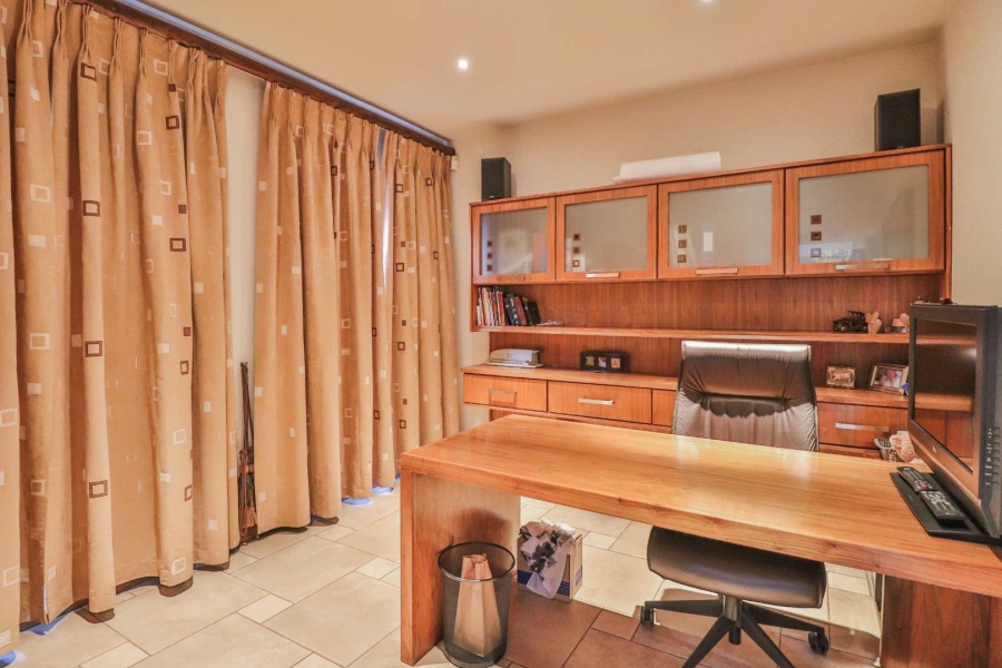 5 Bedroom Property for Sale in Beyerspark Gauteng