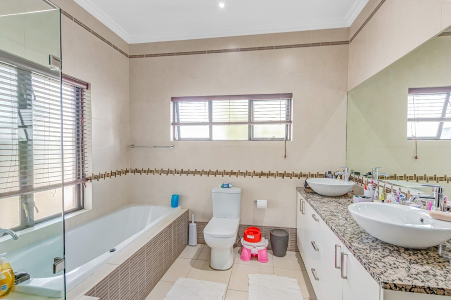 4 Bedroom Property for Sale in Lonehill Gauteng