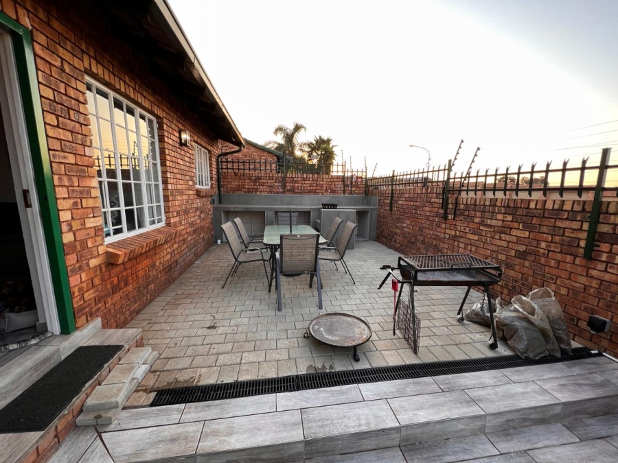 2 Bedroom Property for Sale in Hennopspark Gauteng