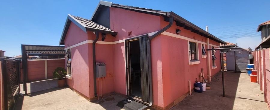 3 Bedroom Property for Sale in Albertsdal Gauteng